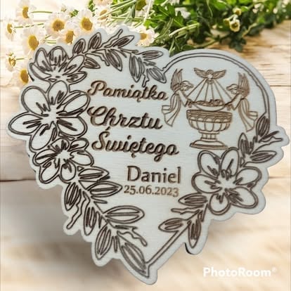 Drewniane serce z grawerowanym wzorem roślinnym i personalizowanym tekstem